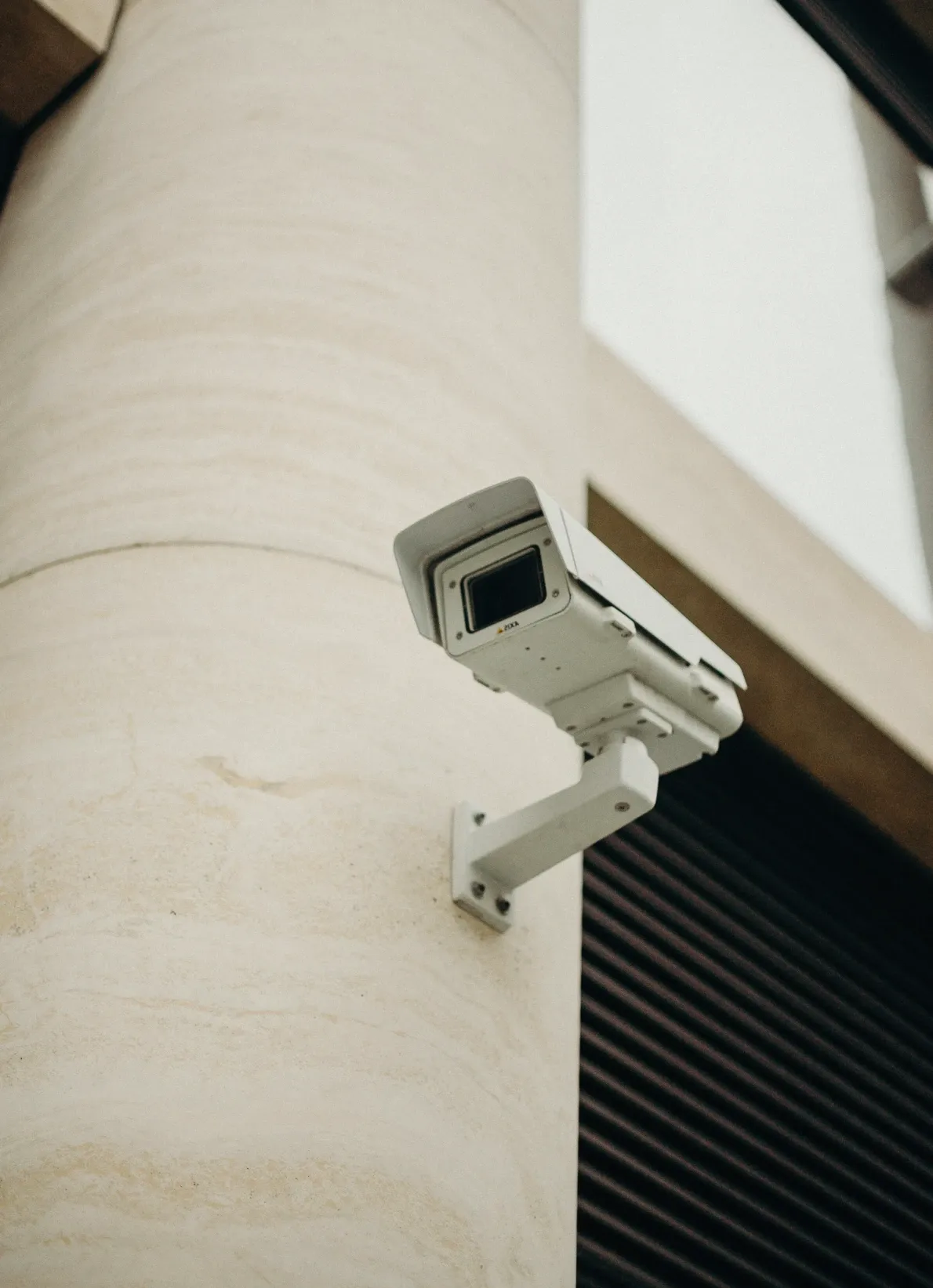 Kamera monitoringu zamontowana na budynku przez Reanimatik